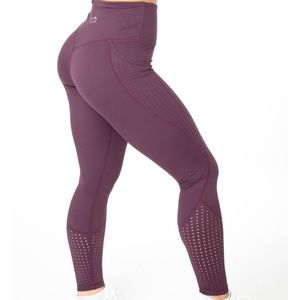 Plum Leggings squat Proof MEDIUM